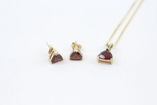 2x 9ct gold trillion cut garnet necklace pendant & stud earrings set (3.3g)