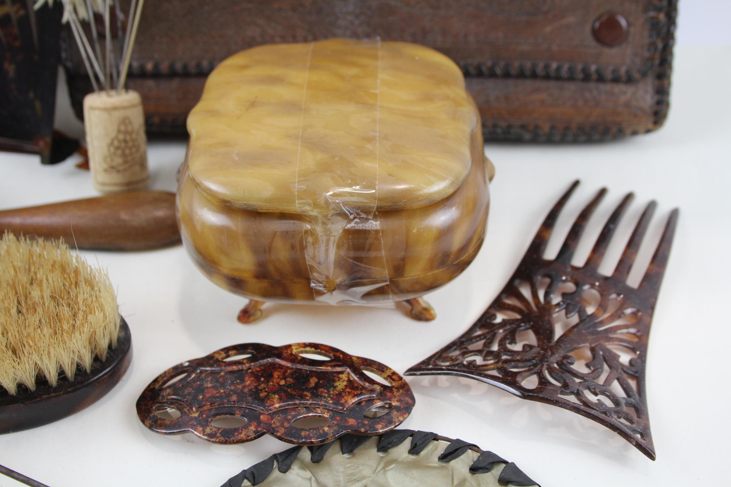 Antique Vanity Collectables Inc Hand Fan, Tortoise Shell, Mother of Pearl // In antique / vintage - Image 6 of 7
