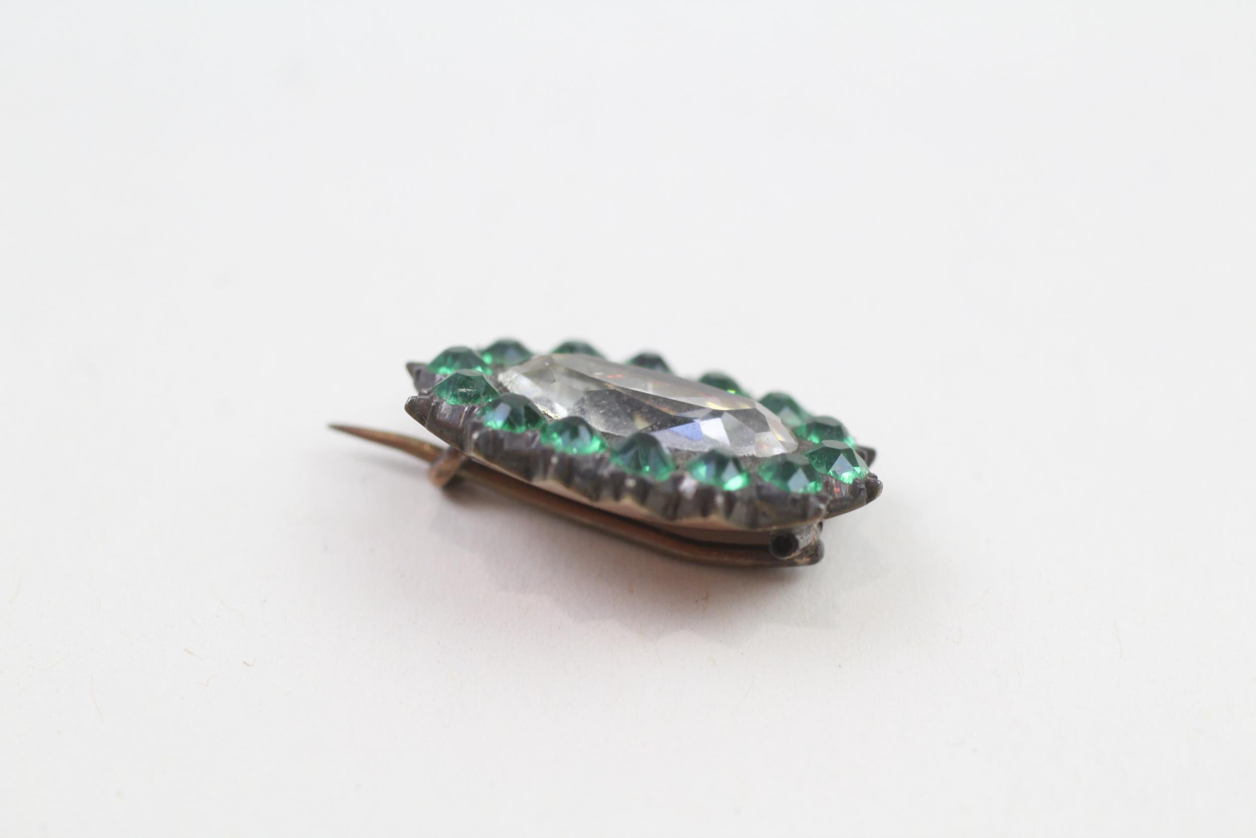 9ct gold antique green & white paste cluster brooch with base metal pin (2.7g) - Image 3 of 4