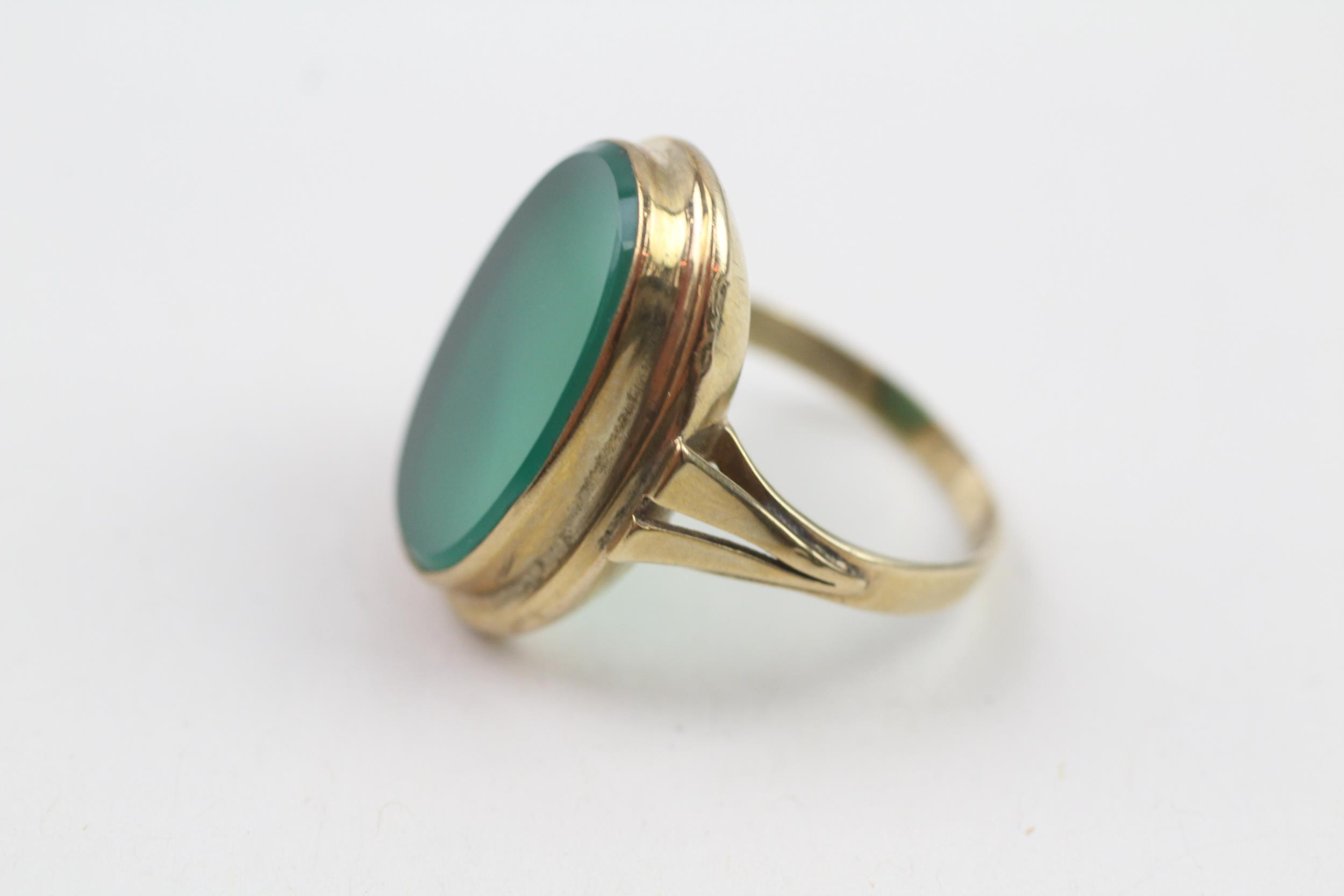 8ct gold chrysoprase oval signet ring (3.8g) Size O - Image 2 of 4