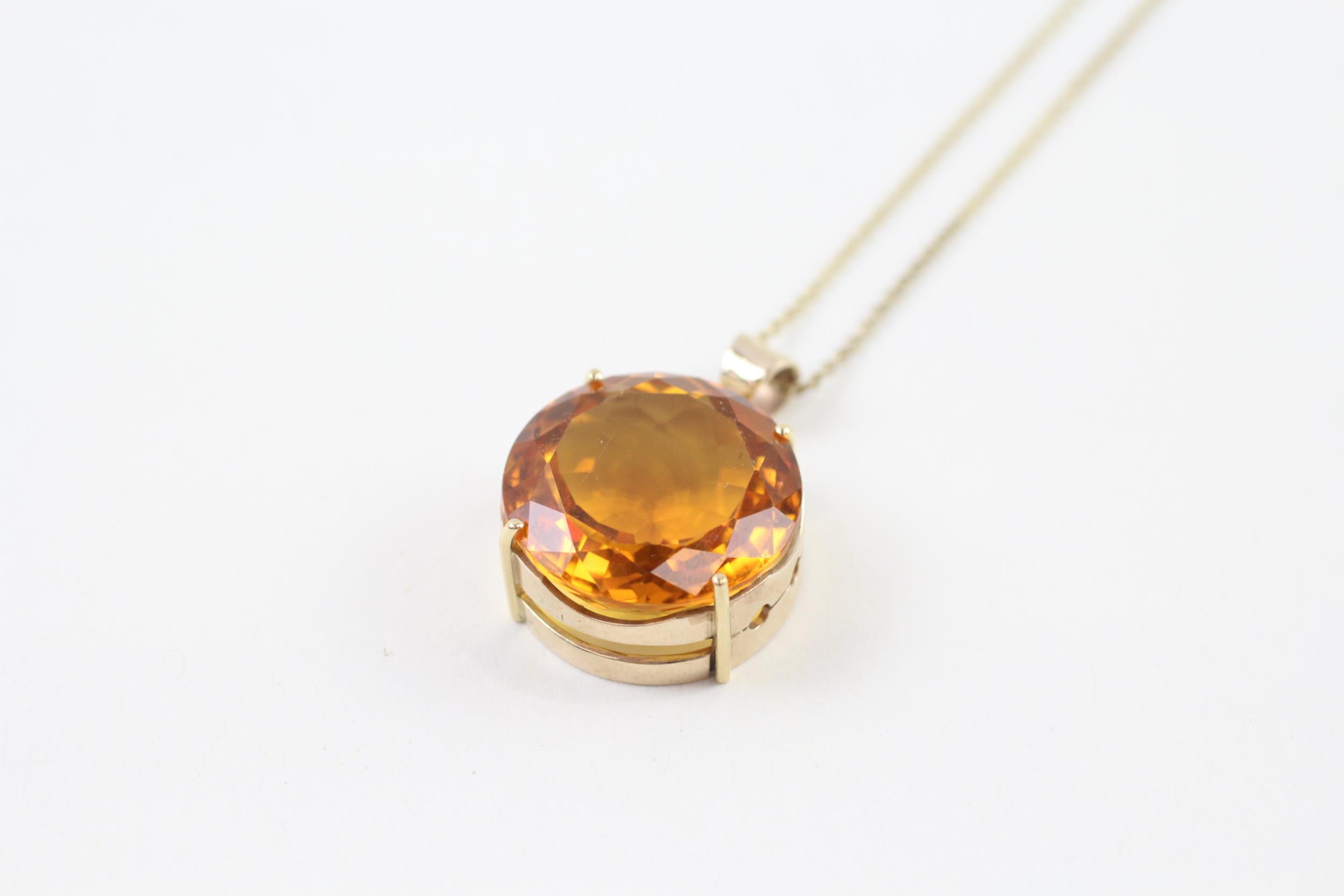 9ct gold citrine round single stone pendant necklace (10.4g)