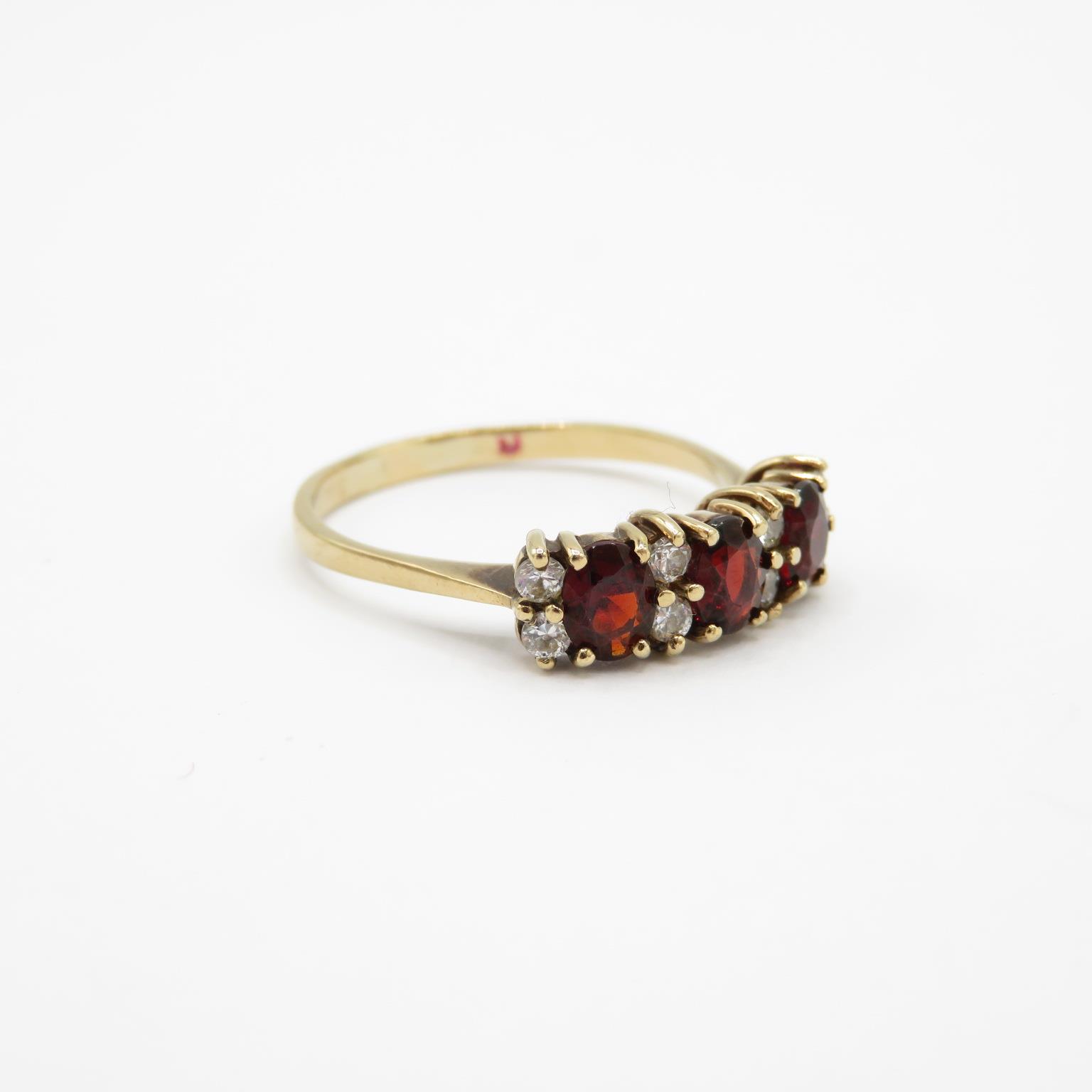 HM 9ct gold dress ring with garnets and white stones (2.5g) Size R - Image 3 of 4