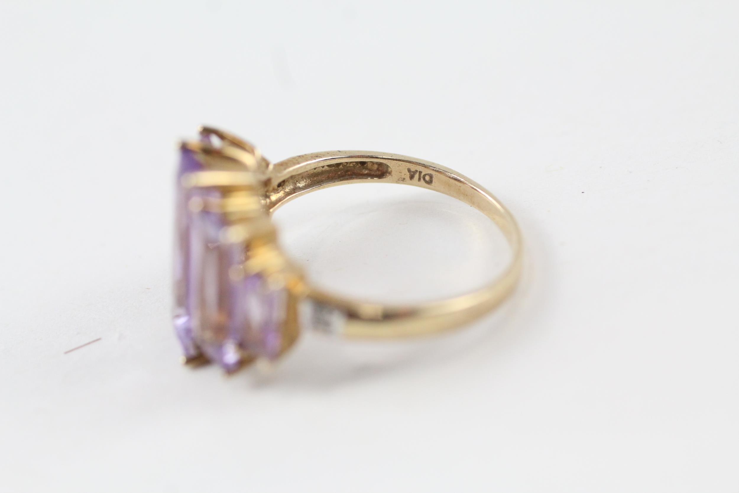 9ct gold amethyst five stone cocktail ring with diamond sides (3.8g) Size P - Image 4 of 5