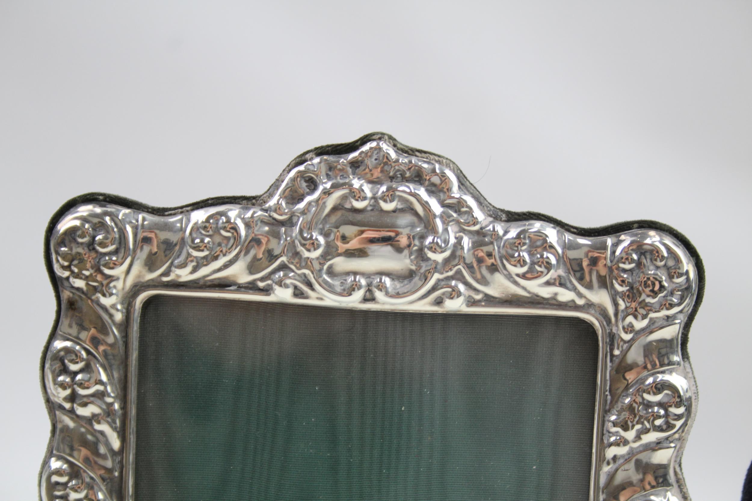 2 x Vintage HM .925 Sterling Silver Medium Photograph Frames Inc Cherubs 422g // In vintage - Image 2 of 8