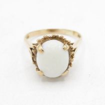 9ct gold white opal single stone ring (3.8g) Size S 1/2