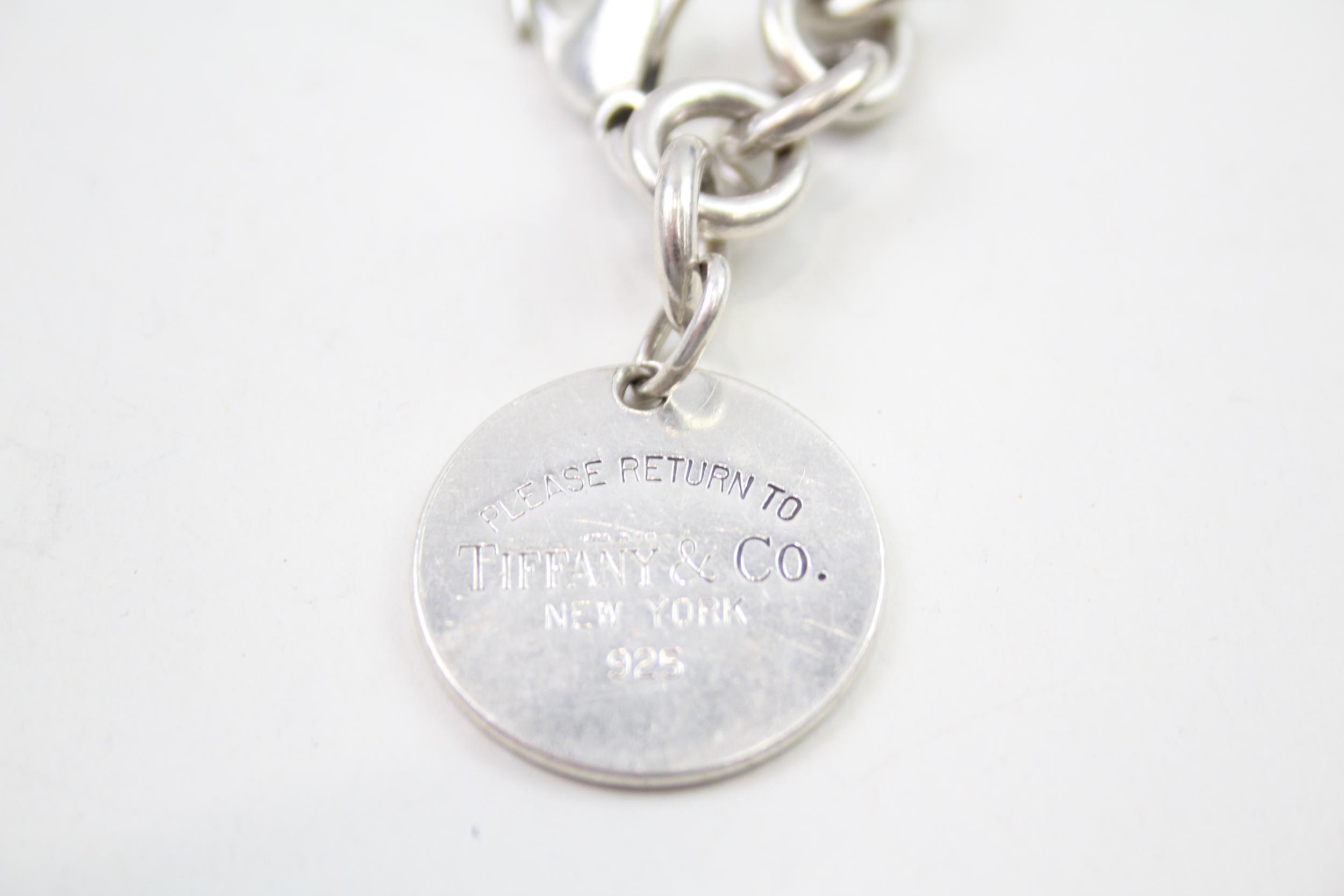 Silver belcher link bracelet with round tag by designer Tiffany & Co (38g) - Image 3 of 4