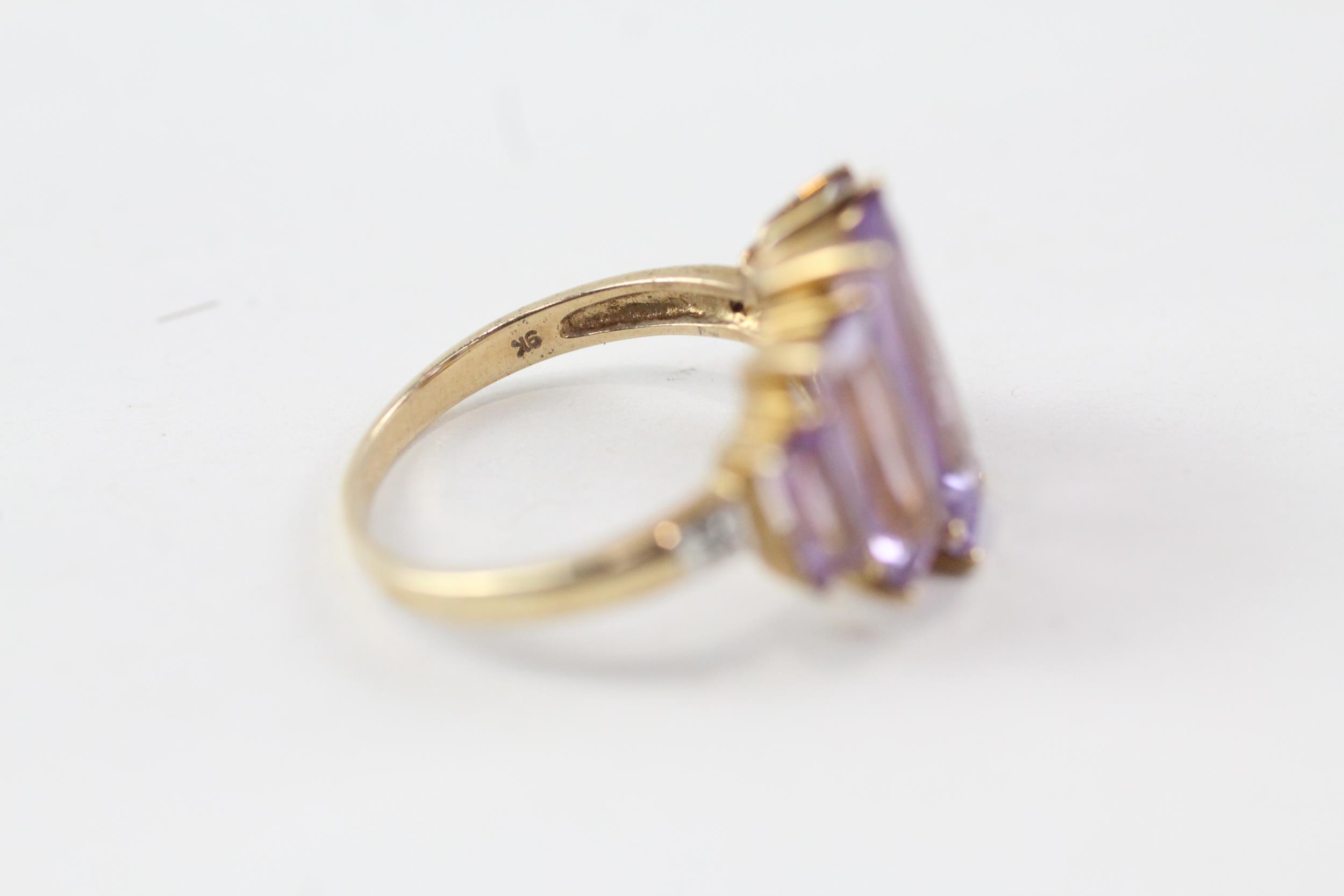 9ct gold amethyst five stone cocktail ring with diamond sides (3.8g) Size P - Image 5 of 5