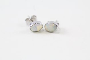 9ct white gold opal stud earrings (0.8g)