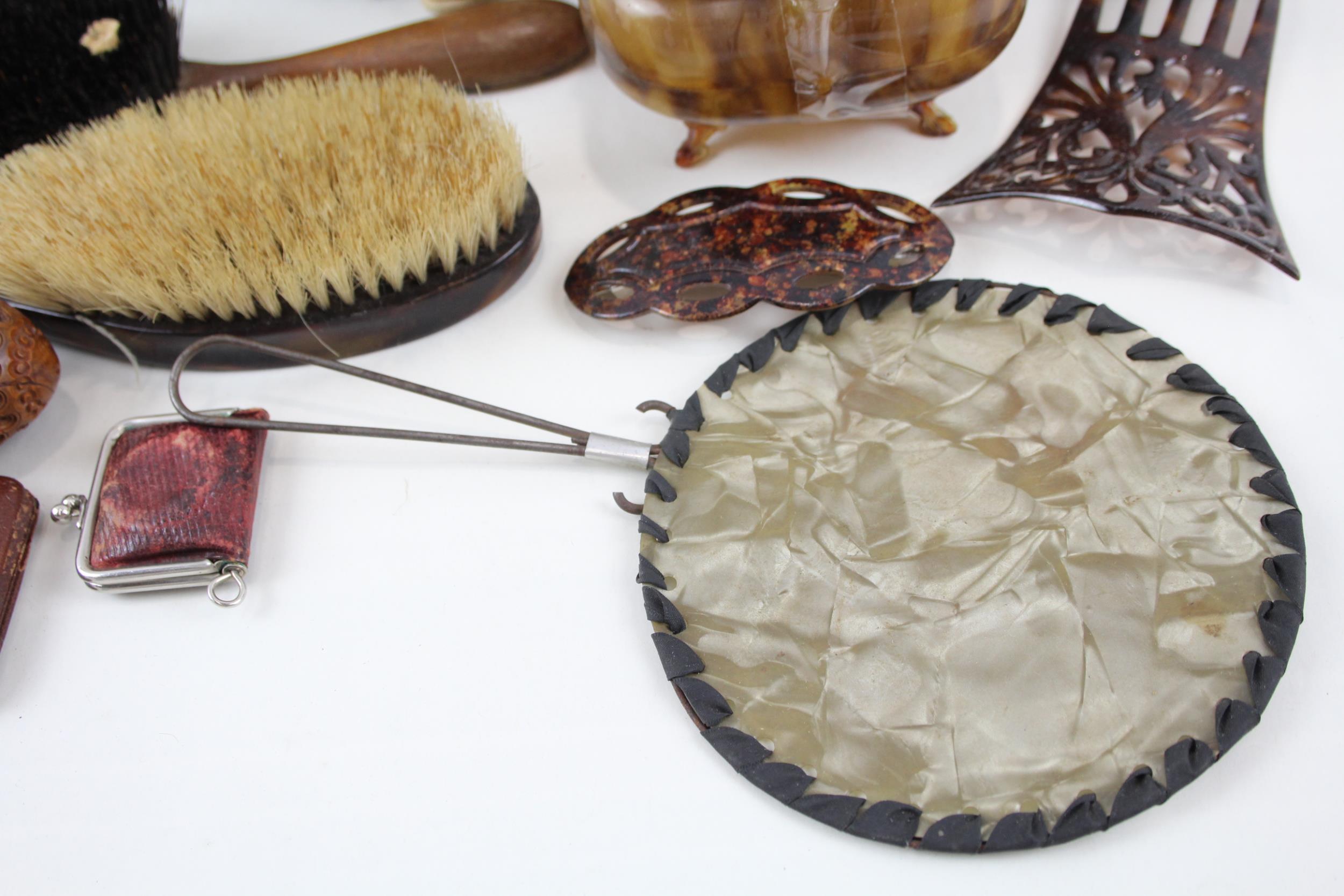 Antique Vanity Collectables Inc Hand Fan, Tortoise Shell, Mother of Pearl // In antique / vintage - Image 7 of 7