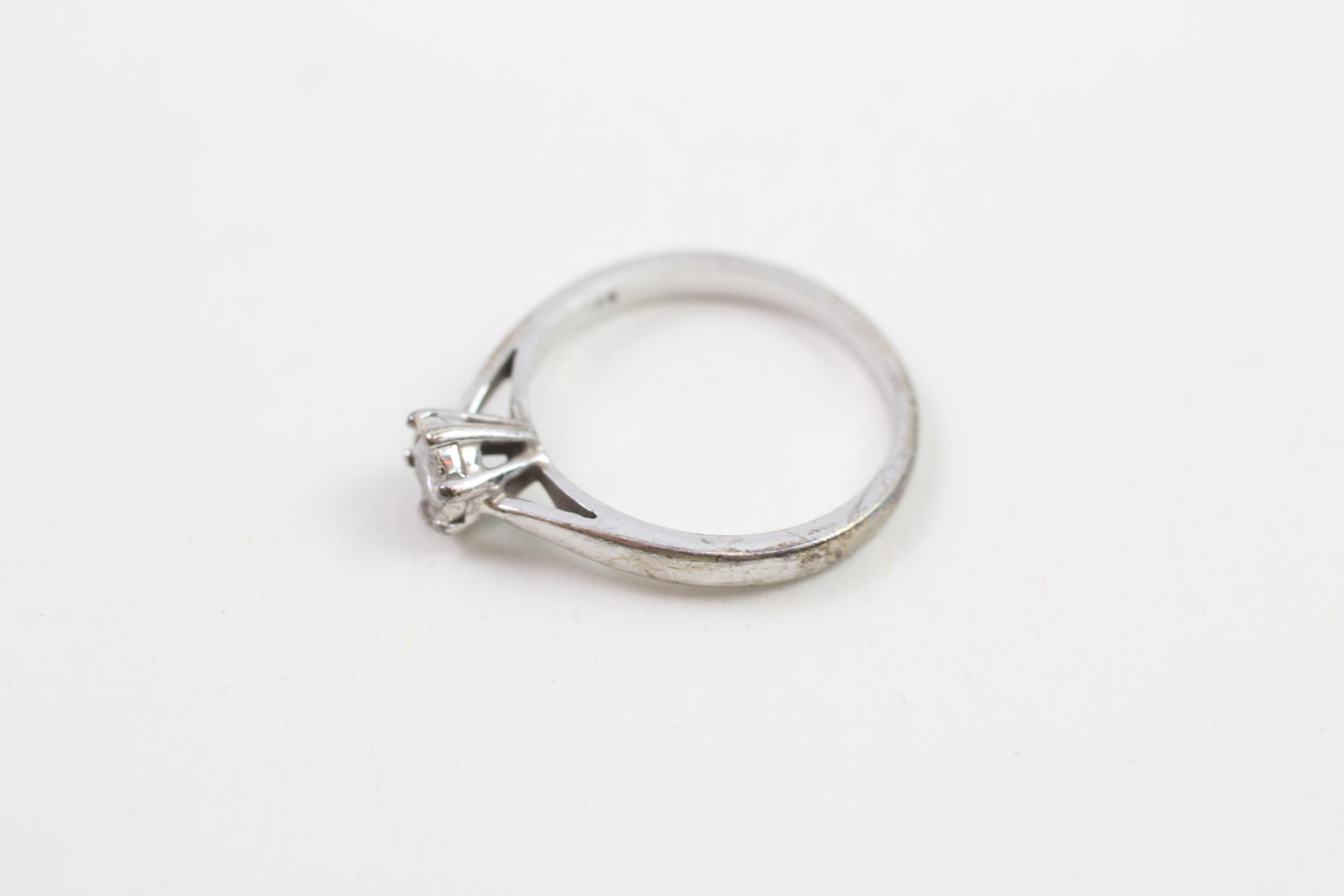 9ct white gold round brilliant cut diamond single stone ring (2.6g) Size N - Image 2 of 4