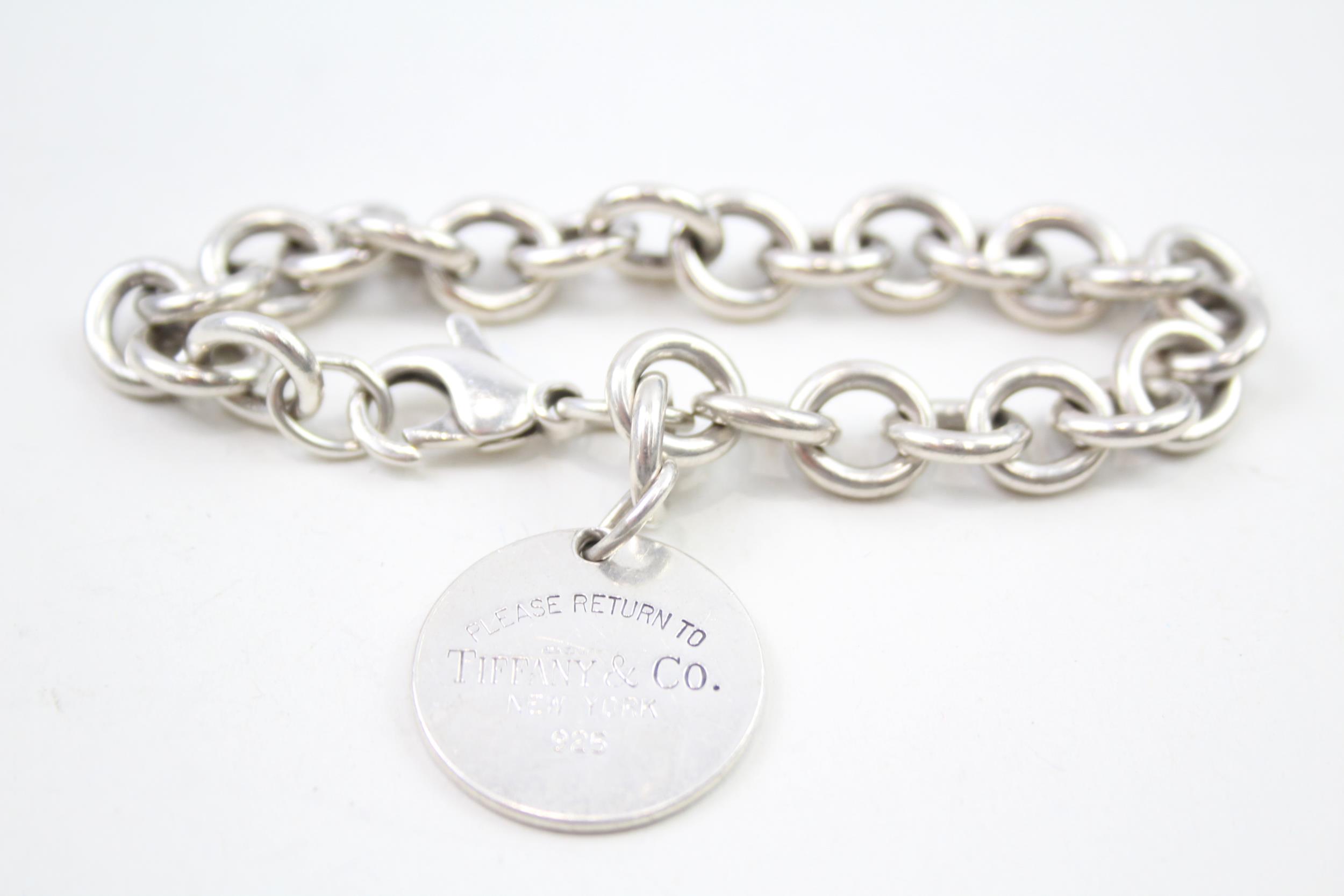 Silver belcher link bracelet with round tag by designer Tiffany & Co (38g)