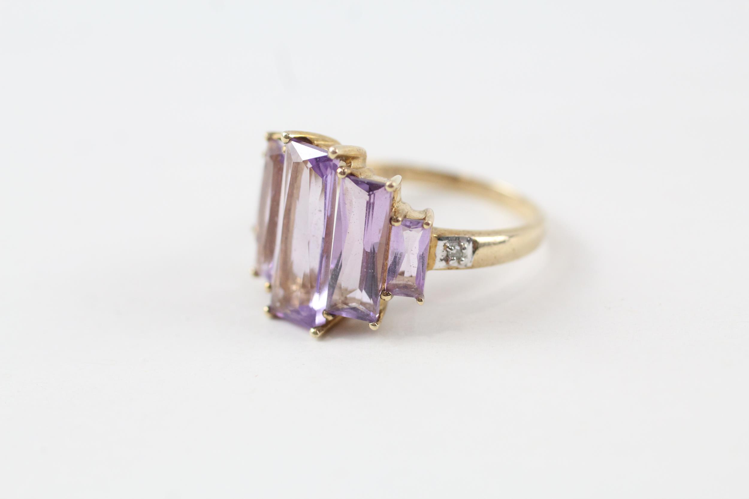 9ct gold amethyst five stone cocktail ring with diamond sides (3.8g) Size P - Image 2 of 5