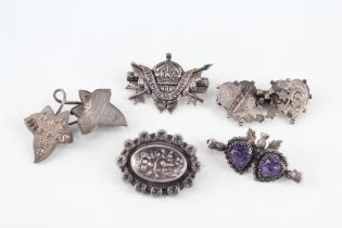 Five silver antique brooches including Mizpah (19g)