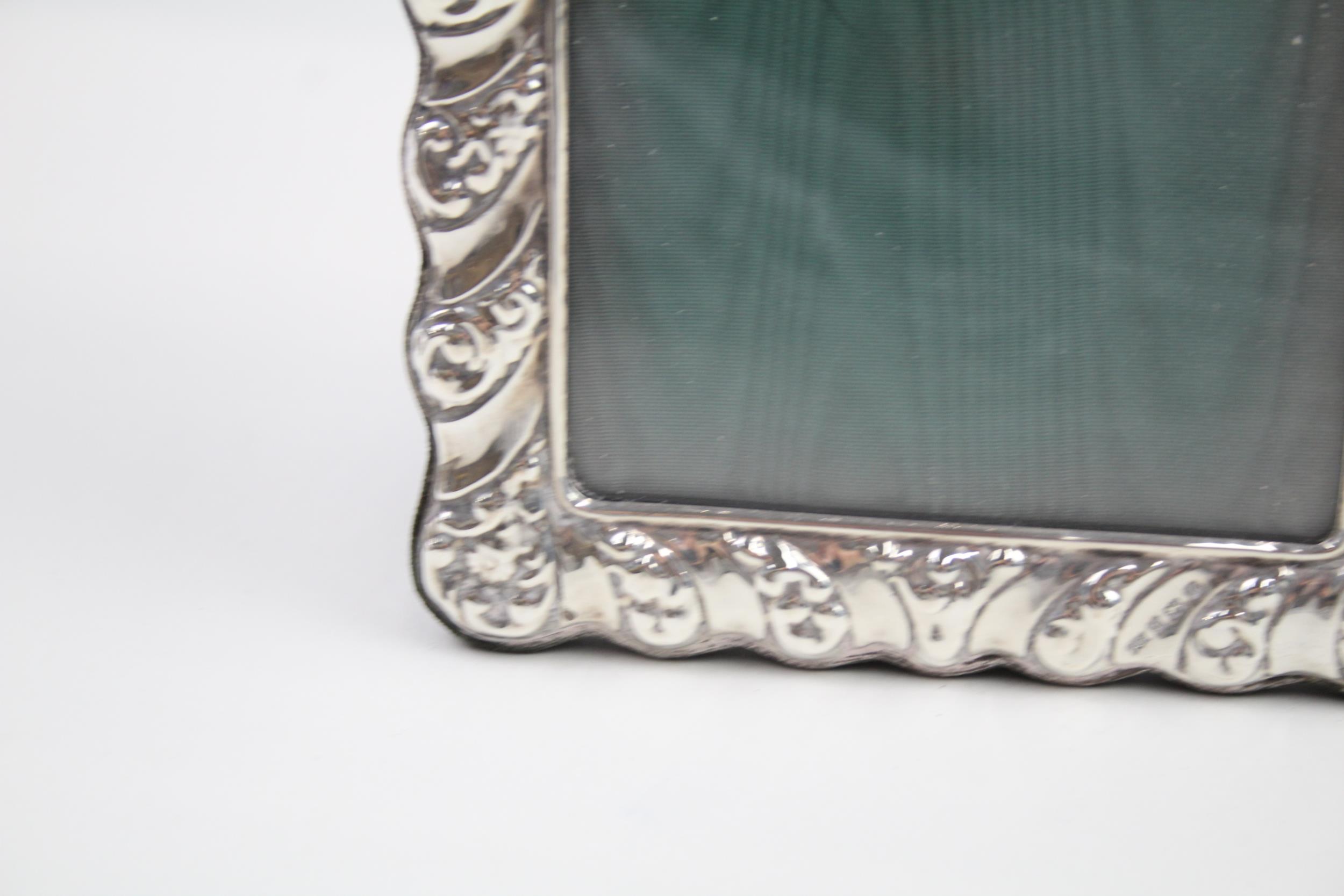 2 x Vintage HM .925 Sterling Silver Medium Photograph Frames Inc Cherubs 422g // In vintage - Image 3 of 8