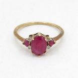 9ct gold diamond & ruby trefoil ring (1.9g) Size P