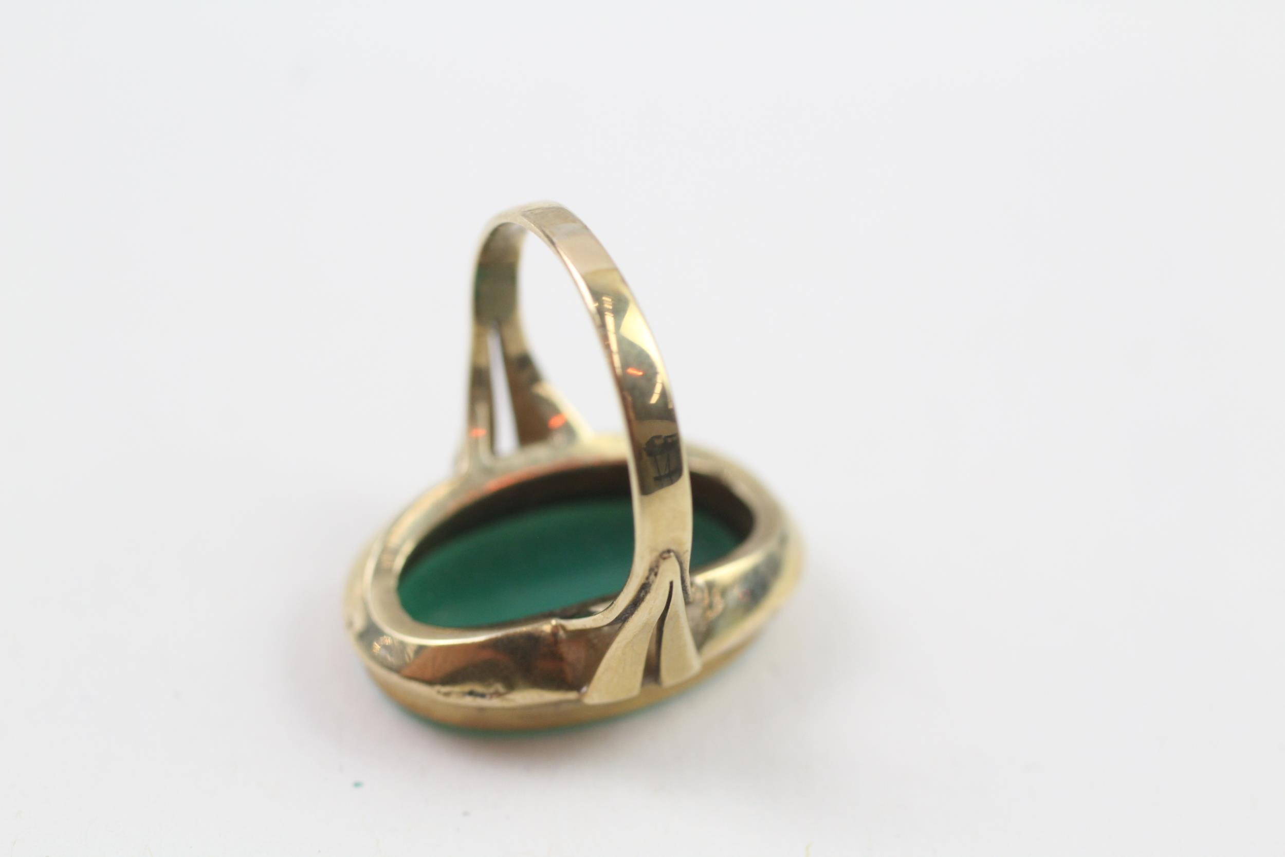 8ct gold chrysoprase oval signet ring (3.8g) Size O - Image 4 of 4