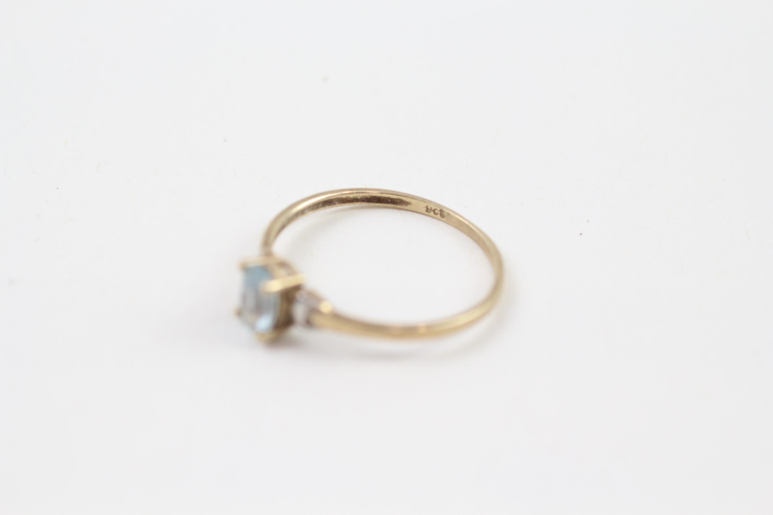 2x 9ct gold oval cut blue topaz solitaire rings in a four claw setting (1.8g) Size N + O 1/2 - Image 5 of 6