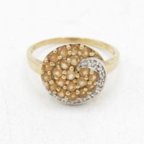 9ct gold white & yellow gemstone round cluster ring (2.1g) Size N