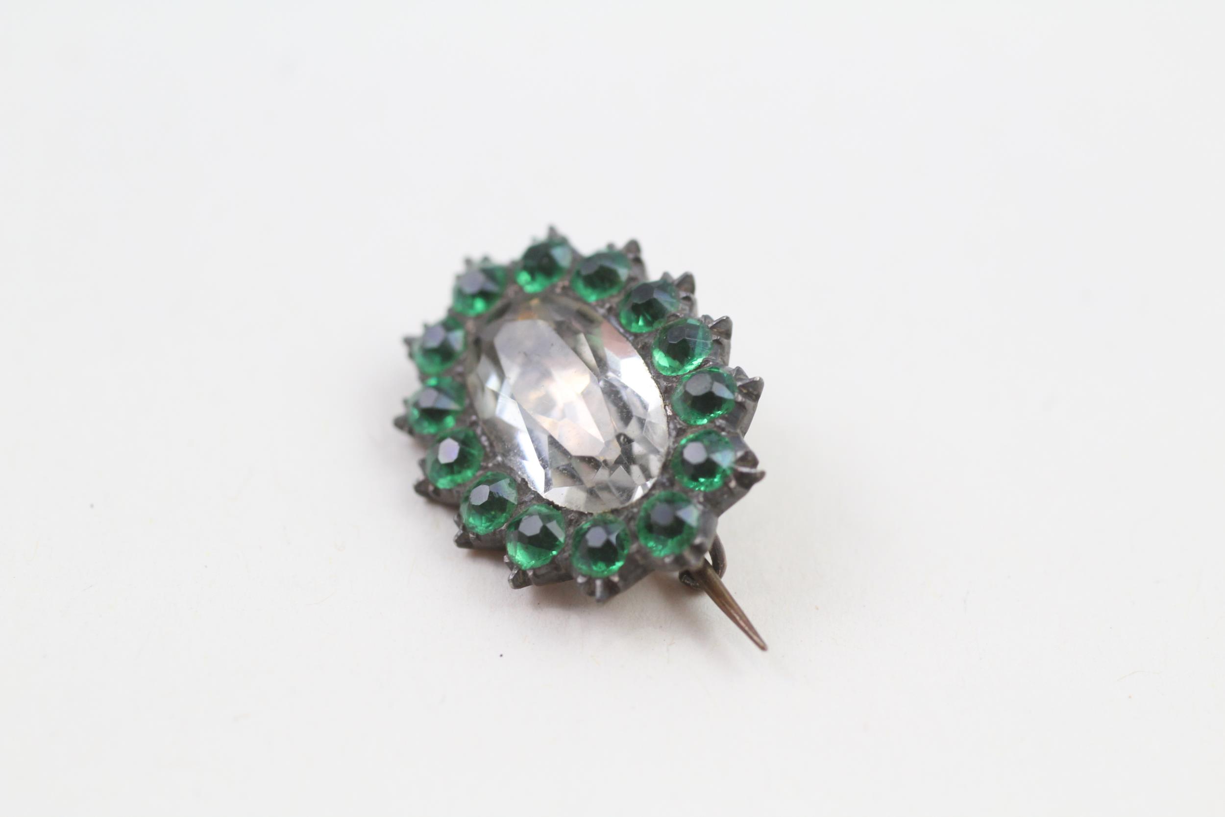 9ct gold antique green & white paste cluster brooch with base metal pin (2.7g) - Image 2 of 4