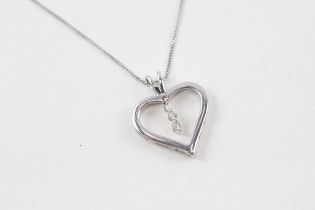 9ct white gold diamond heart pendant necklace (1.7g)