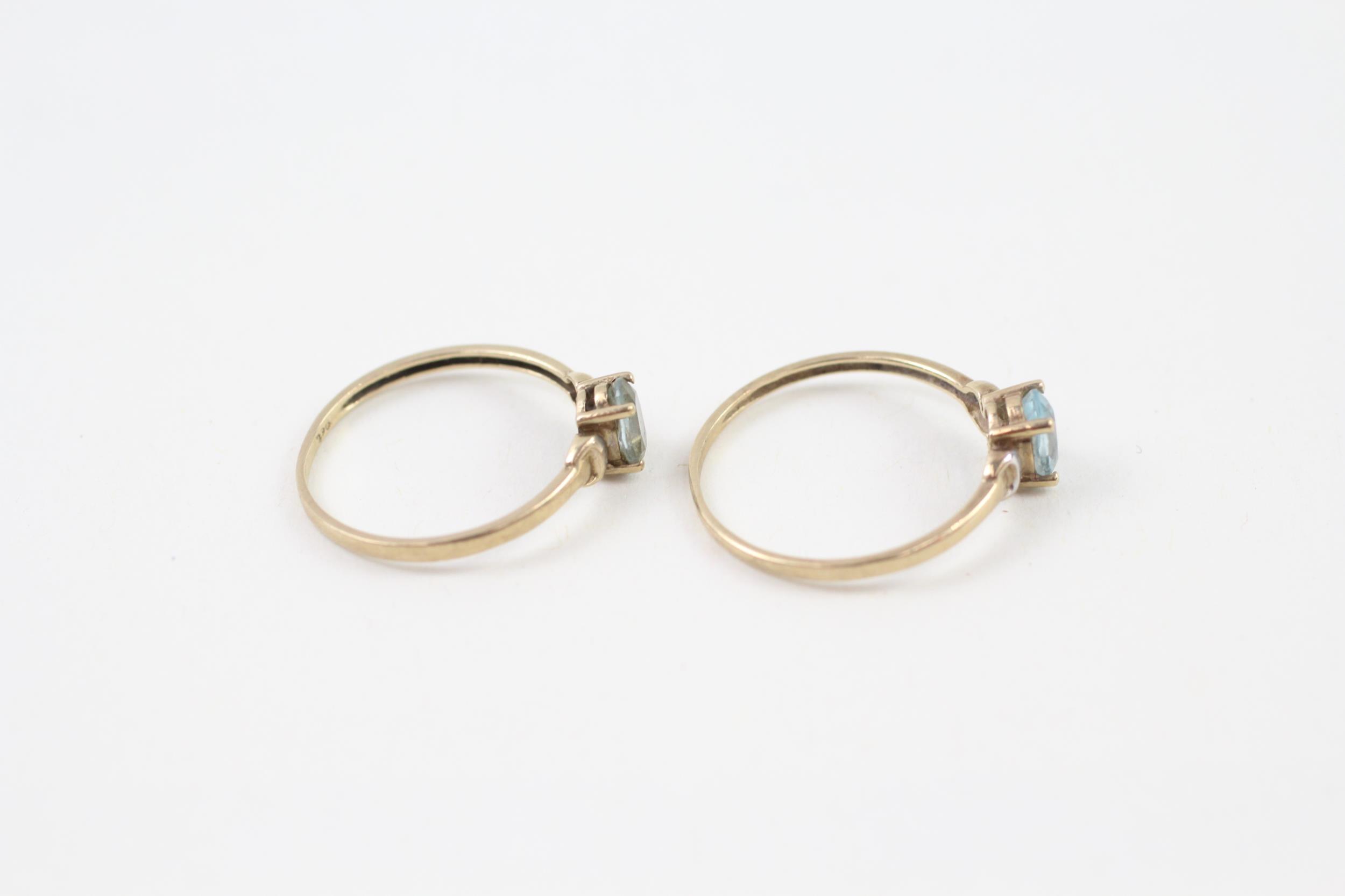 2x 9ct gold oval cut blue topaz solitaire rings in a four claw setting (1.8g) Size N + O 1/2 - Image 3 of 6