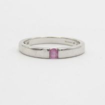 HM 9ct white gold ring with pink amethyst stone (2.3g) Size M