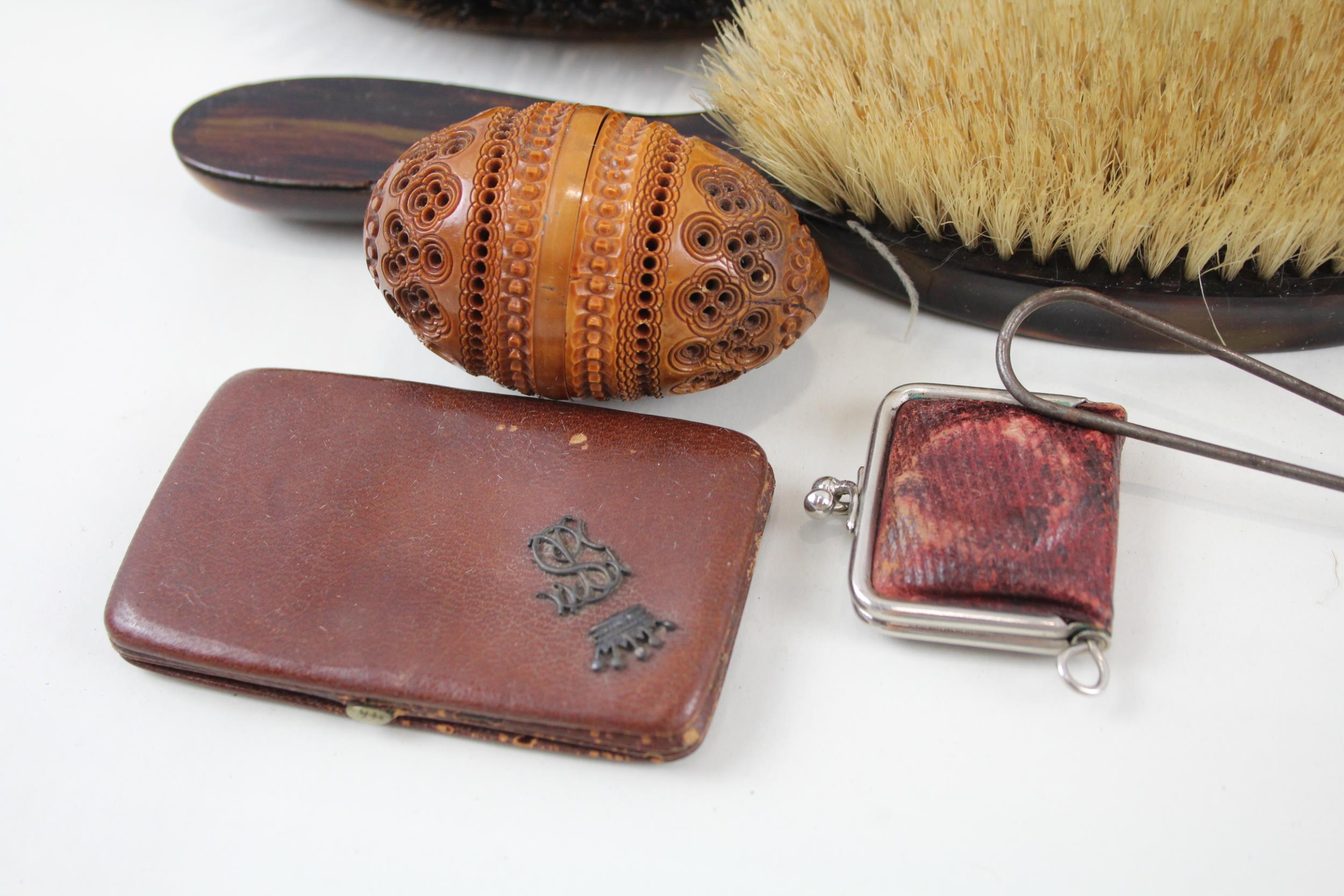 Antique Vanity Collectables Inc Hand Fan, Tortoise Shell, Mother of Pearl // In antique / vintage - Image 5 of 7