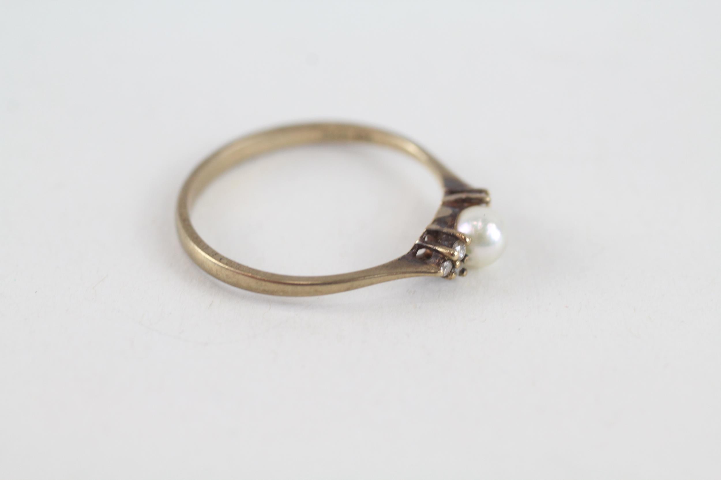 9ct gold diamond & cultured pearl trefoil ring (1.1g) Size M 1/2 - Image 2 of 4