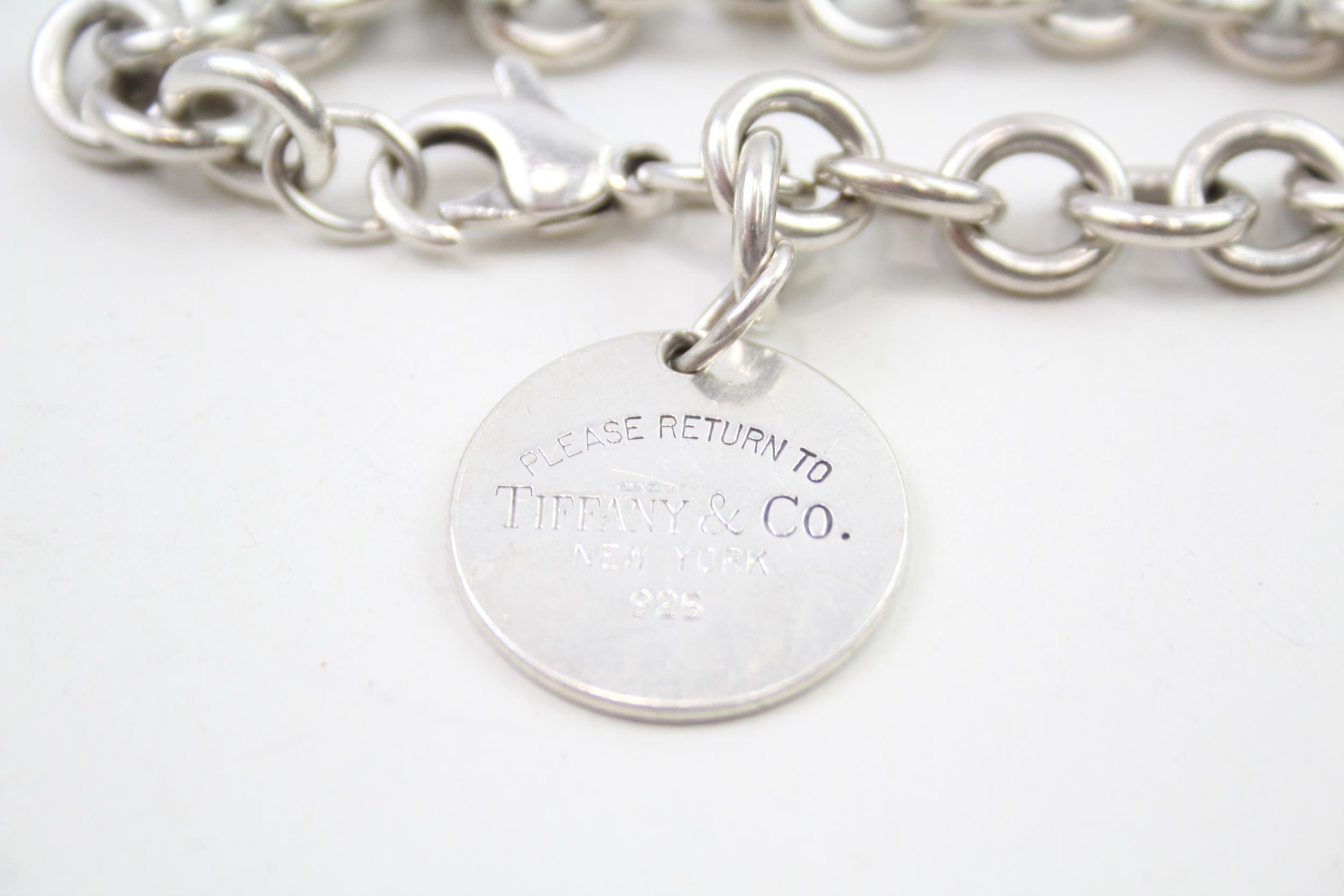 Silver belcher link bracelet with round tag by designer Tiffany & Co (38g) - Image 2 of 4