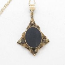 9ct gold antique onyx pendant with textured foliate frame & later chain (2.8g)