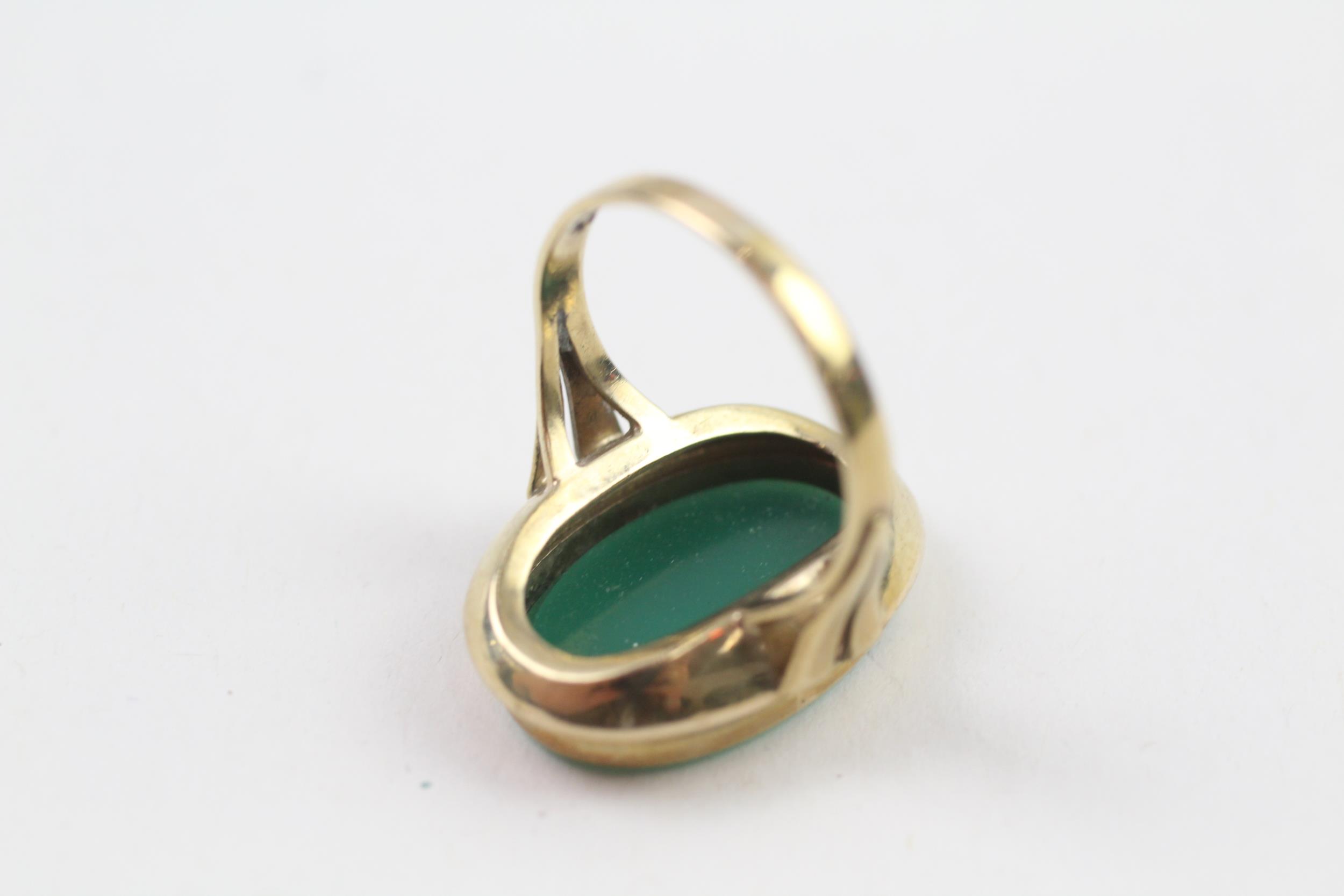 8ct gold chrysoprase oval signet ring (3.8g) Size O - Image 3 of 4