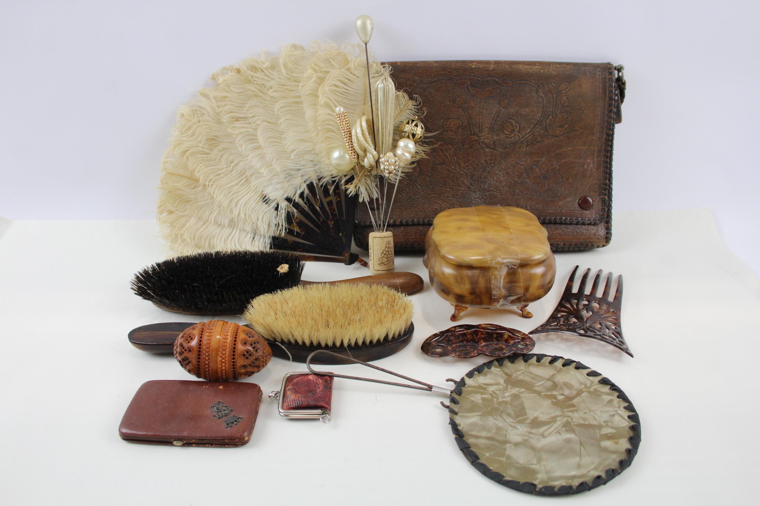 Antique Vanity Collectables Inc Hand Fan, Tortoise Shell, Mother of Pearl // In antique / vintage