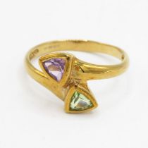 9ct gold trillion amethyst & peridot two stone ring (1.8g) Size N