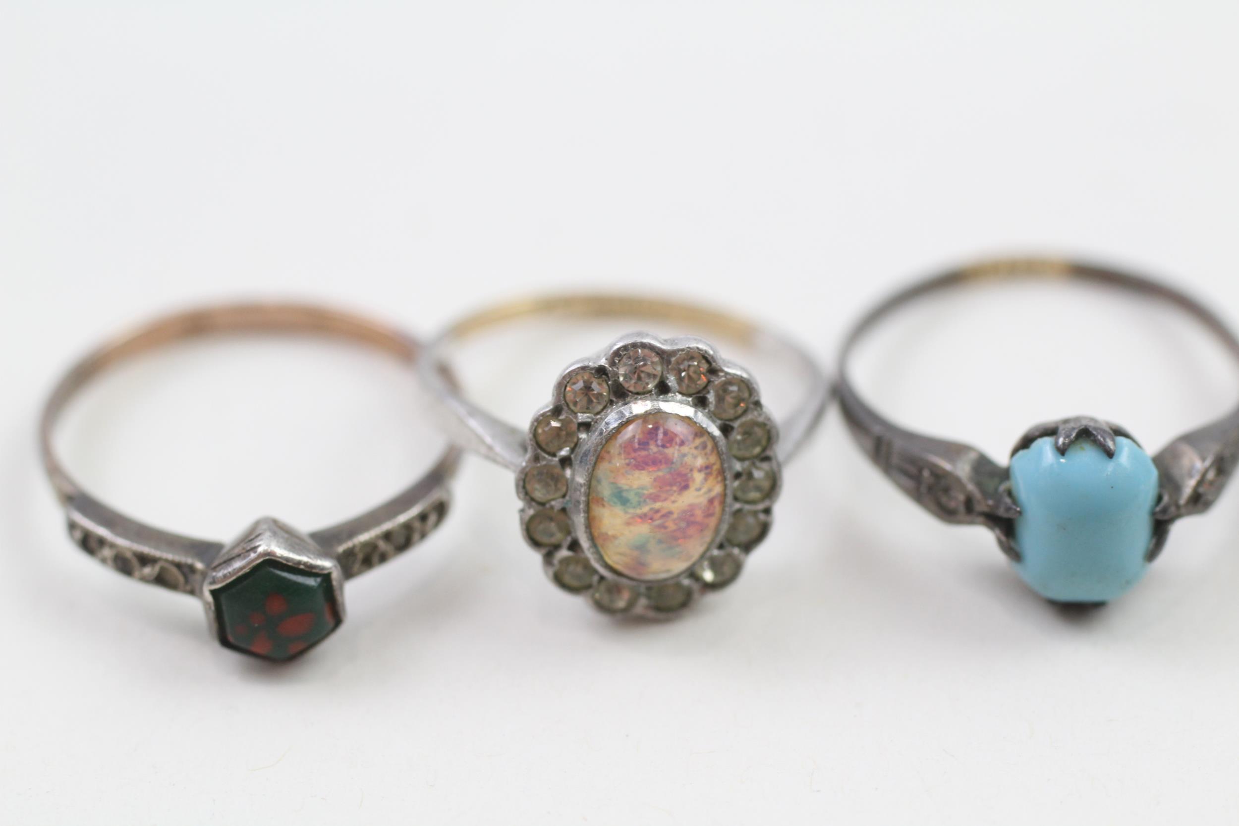 4 x 9ct gold and silver vintage paste, foiled glass and faux gemstone set rings (7g) Size L 1/2 + - Image 3 of 6