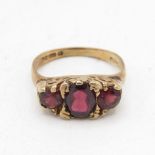 9ct gold vintage garnet three stone ring (2.6g) Size G