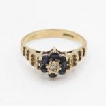 9ct gold 1970's sapphire & diamond cluster ring with patterned shoulders (2.3g) Size O