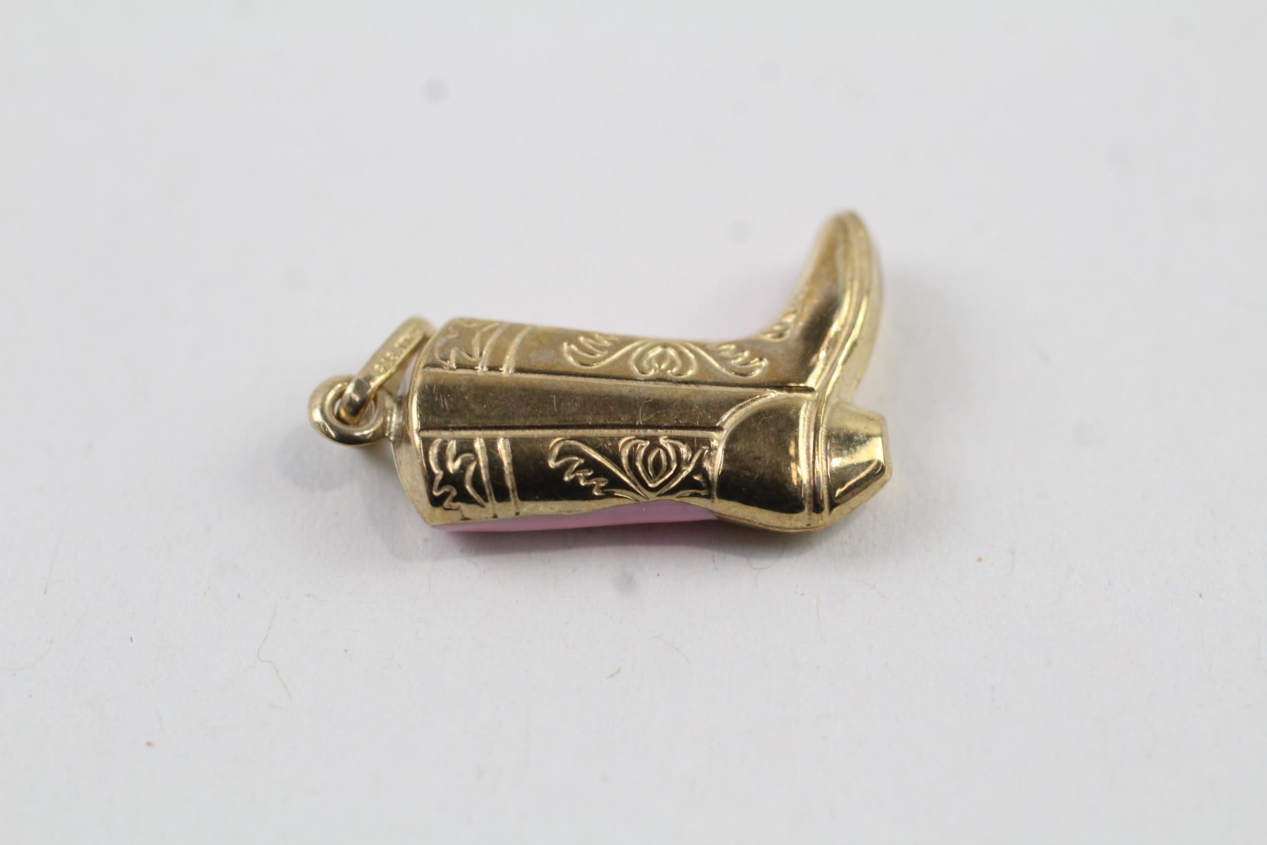 9ct gold pink enamel engraved patterned cowboy boot charm (0.7g) - Image 4 of 4