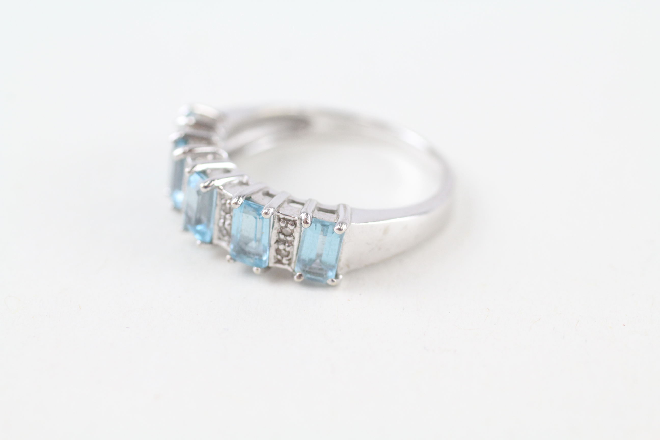 9ct white gold emerald cut blue topaz & diamond half eternity ring (2.9g) Size N - Image 4 of 5