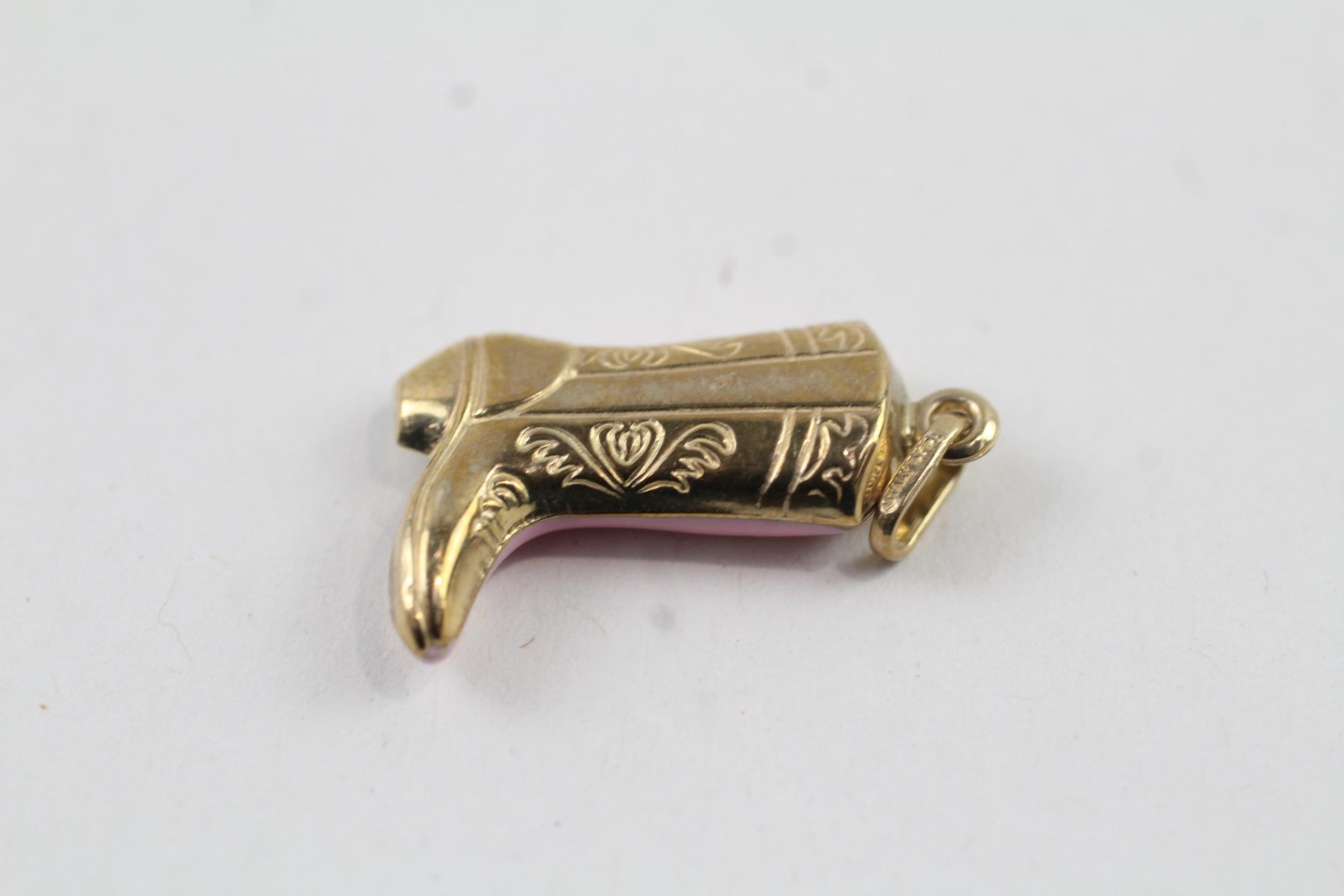 9ct gold pink enamel engraved patterned cowboy boot charm (0.7g) - Image 3 of 4