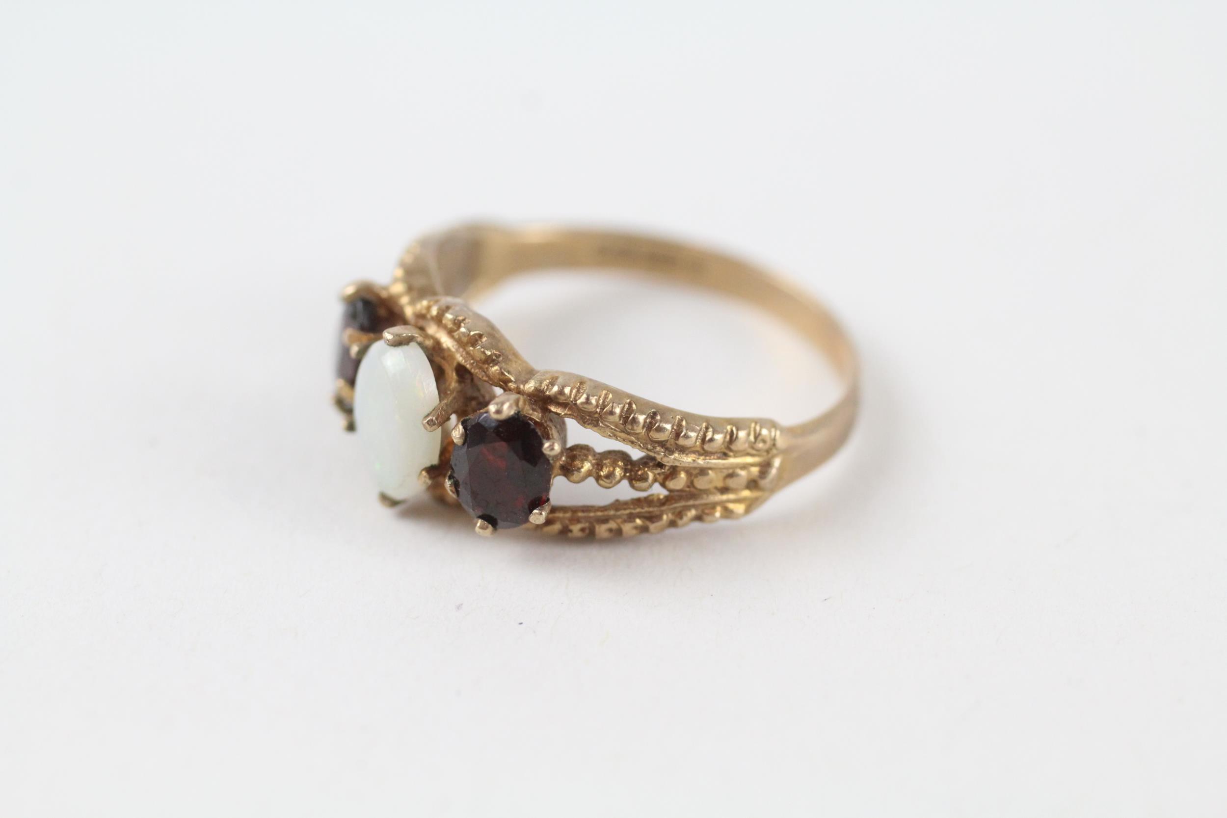 9ct gold vintage opal & garnet three stone ring (2.3g) Size N - Image 3 of 4