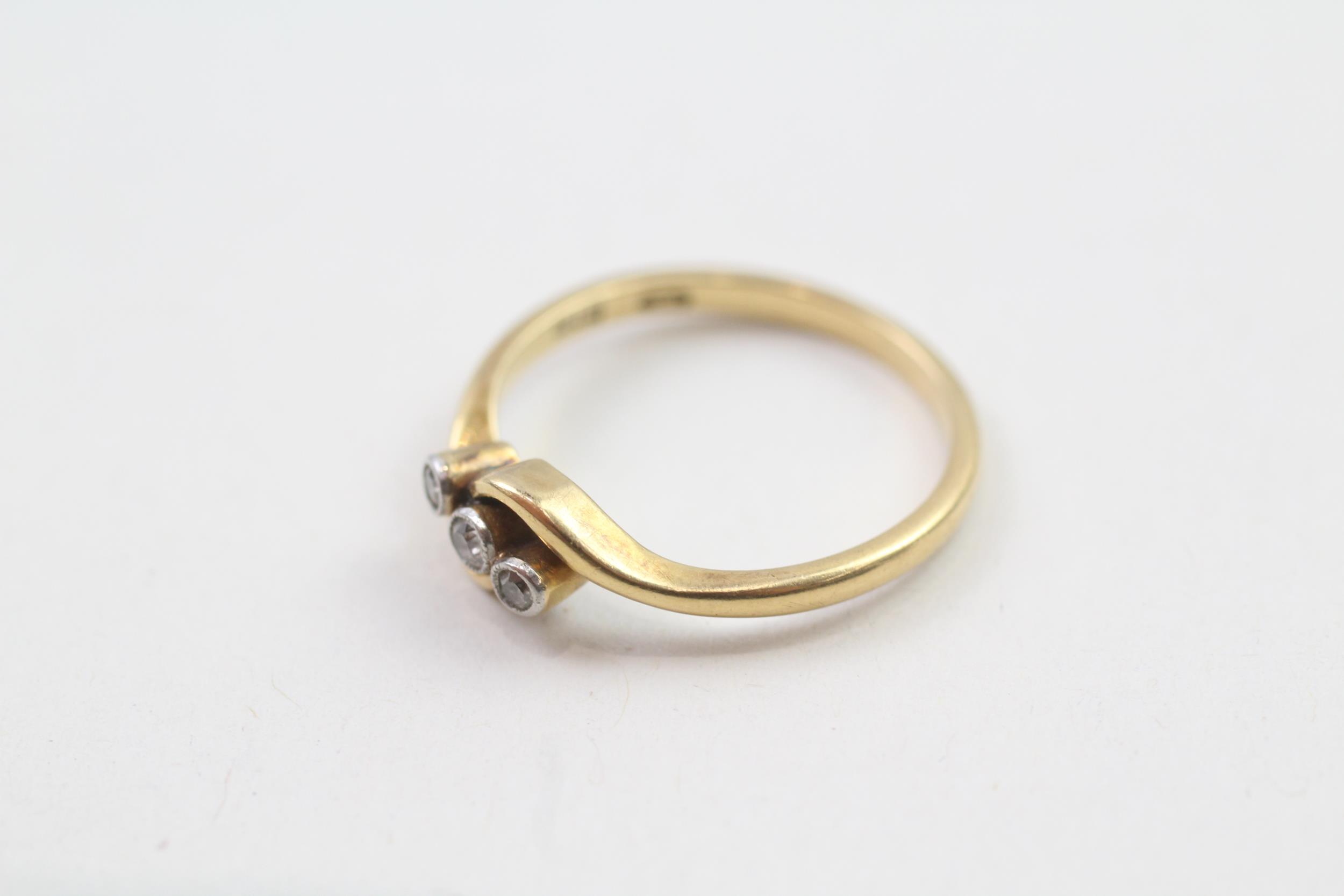 18ct gold early 20th century diamond three stone dress ring (2.8g) Size N 1/ - Image 2 of 4