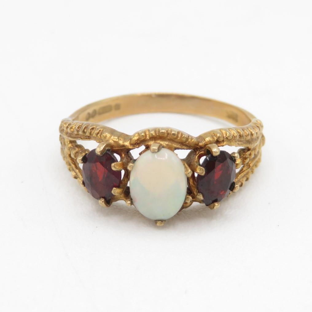 9ct gold vintage opal & garnet three stone ring (2.3g) Size N