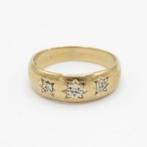 9ct gold diamond three stone ring (2.7g) Size M