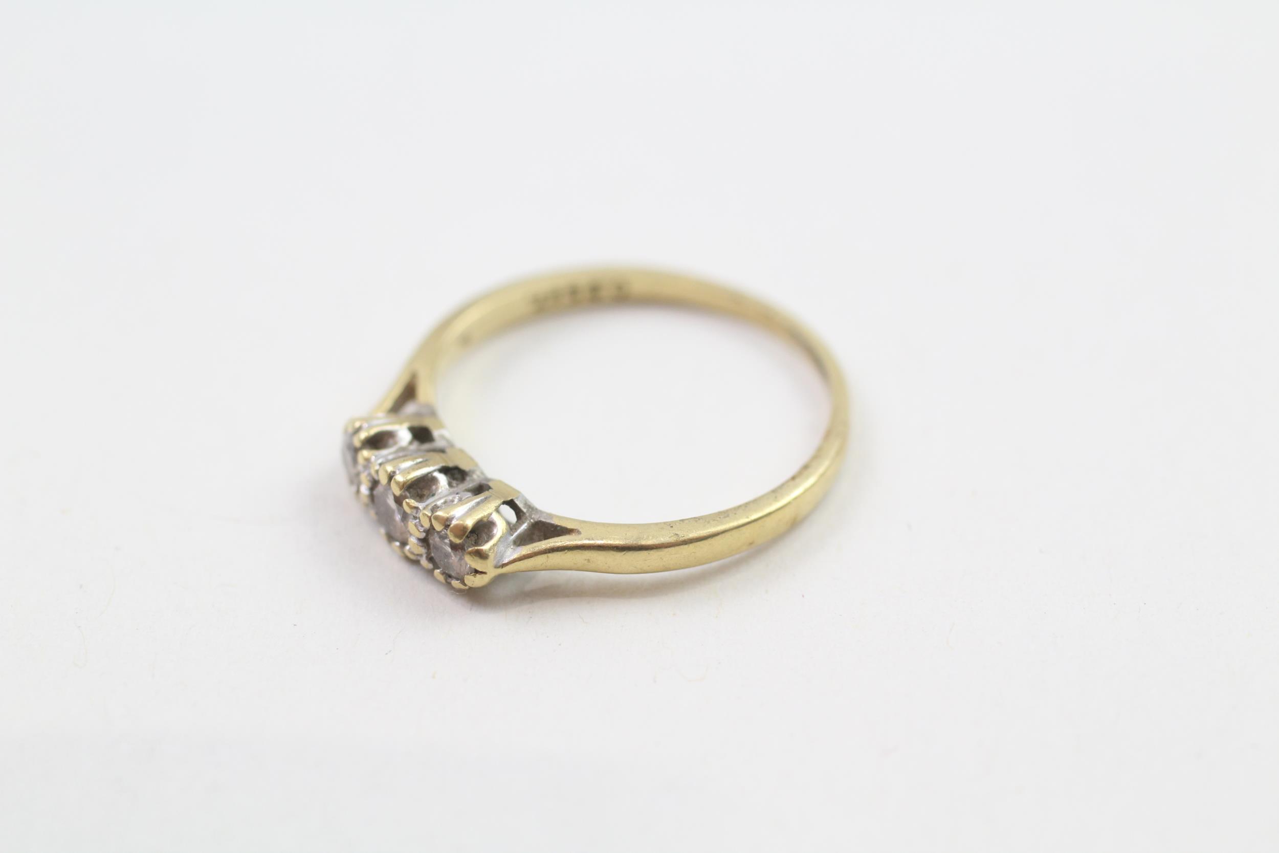 18ct gold circular cut diamond three stone ring (2.3g) Size M - Image 2 of 4