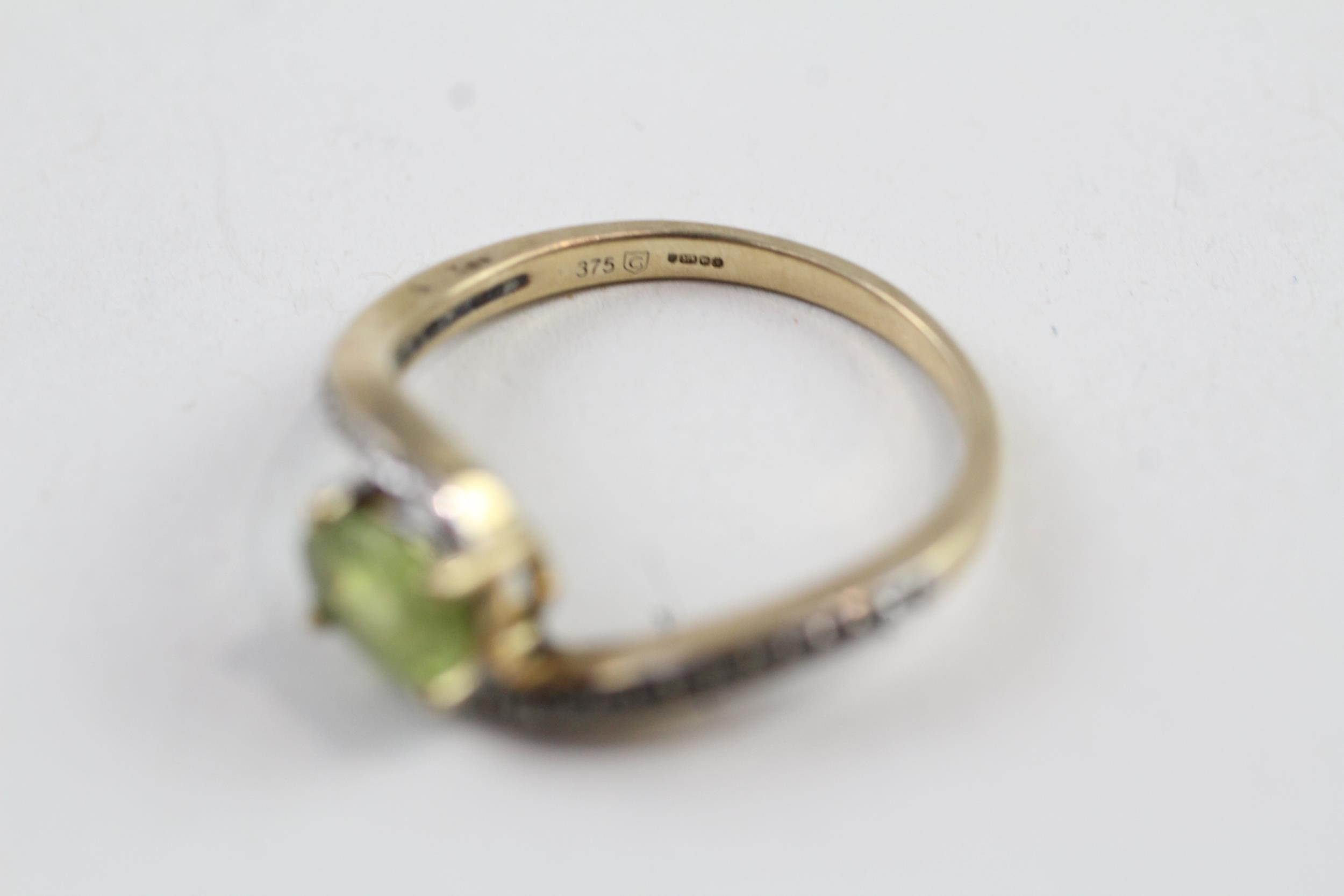 9ct gold oval cut peridot & diamond dress ring (2.3g) Size Q - Image 6 of 6