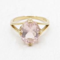 9ct gold oval cut pink gemstone claw set dress ring with split shoulders, UK hallmark (3.5g) Size N