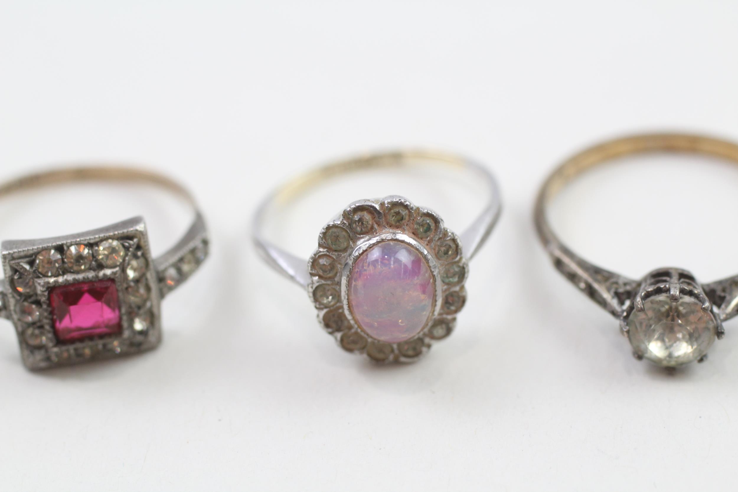 3 x 9ct gold and silver vintage paste and paste and foiled glass set rings (7.1g) Size N + O + O - Image 4 of 5