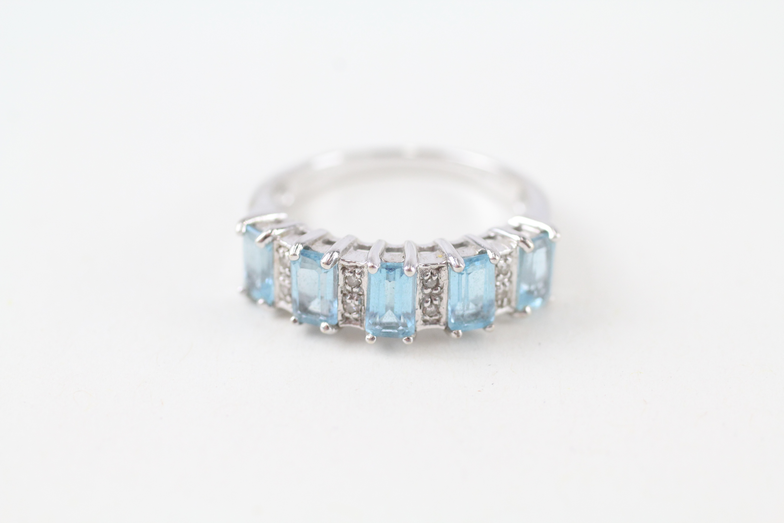 9ct white gold emerald cut blue topaz & diamond half eternity ring (2.9g) Size N - Image 2 of 5