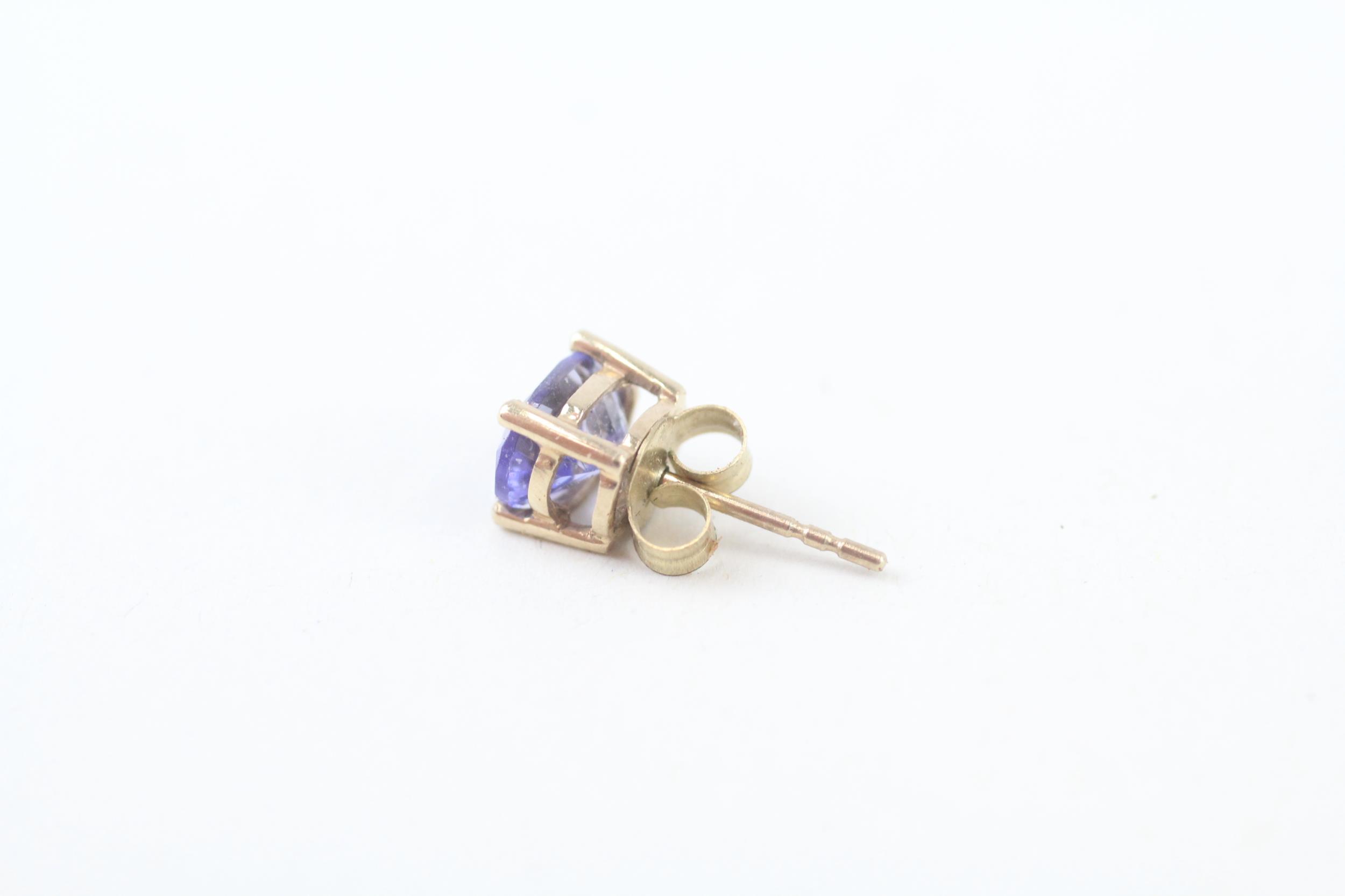 9ct gold oval cut tanzanite stud earrings in a four claw setting (1.3g) - Image 4 of 4