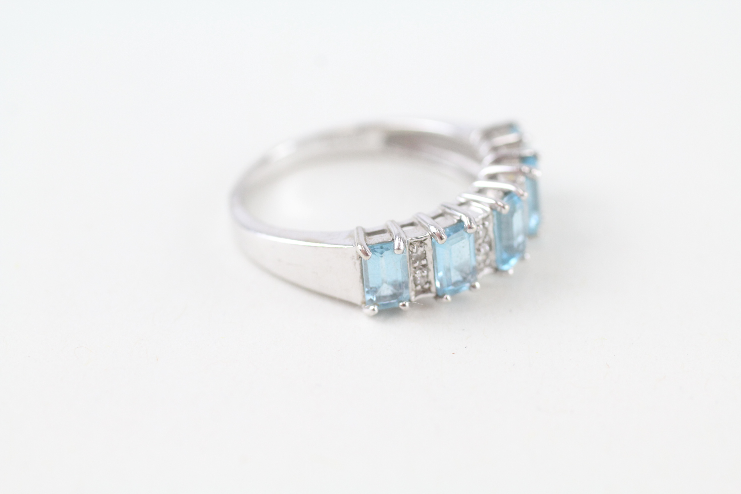 9ct white gold emerald cut blue topaz & diamond half eternity ring (2.9g) Size N - Image 3 of 5